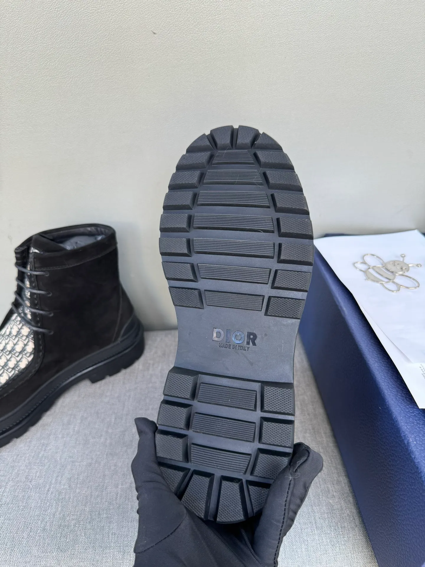 [DIOR] Top P: 1000💰 Number of yards: 39~44 (38.45 custom-made, non-refundable) Dior Dior~ Winter series, original 1:1 development Casual men's leather shoes Heavy investment, shoes and boots are made of imported cowhide + imported Dior special fabric Not easy to deform black cowhide lining Dior large hardware inlay Original TPU vacuum outsole, black cowhide Black open edge beads Military green suede Black suede Khaki suede leather is crafted by a large factory, and the perfect product is only prepared for you who know your taste! Any comparisons are welcome.